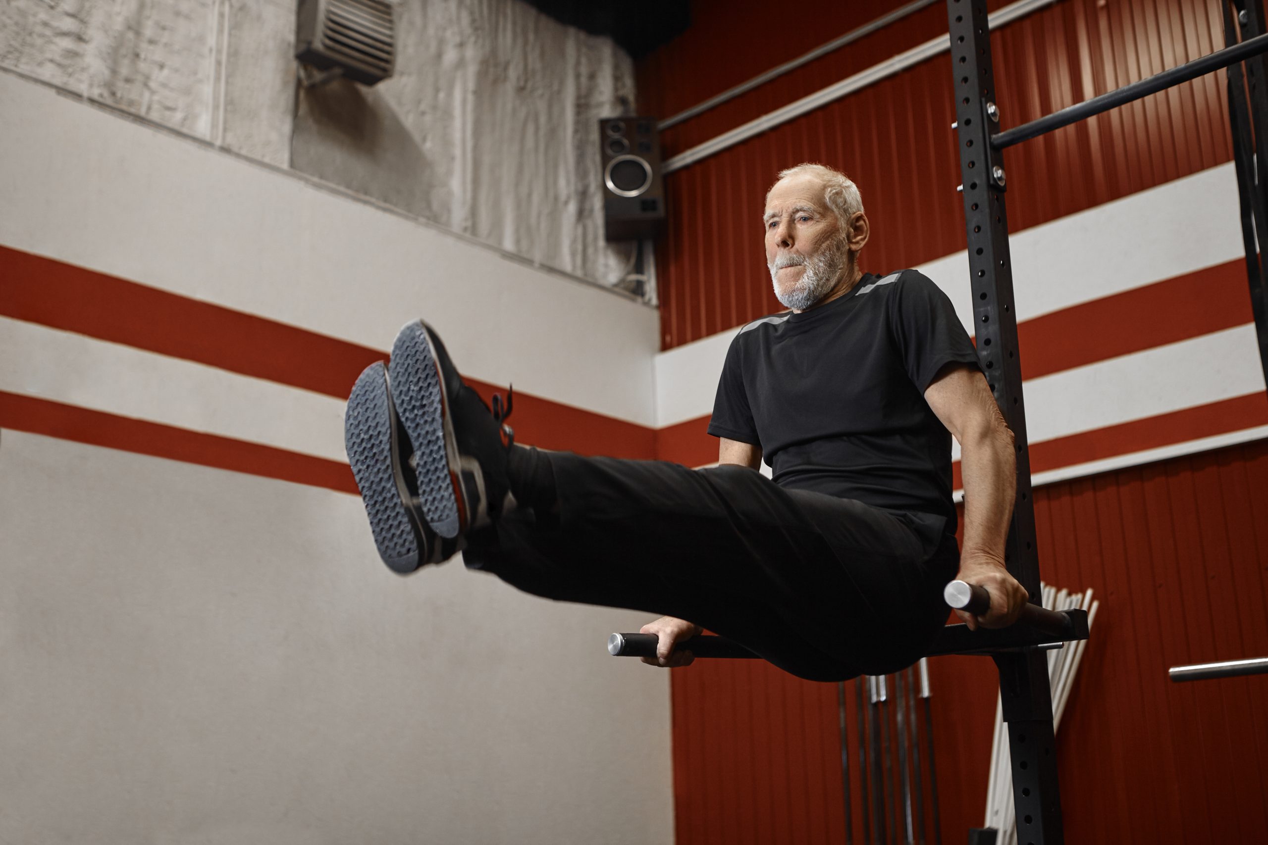 Handsome usnhaven retired man in stylish sportswear doing crossfit